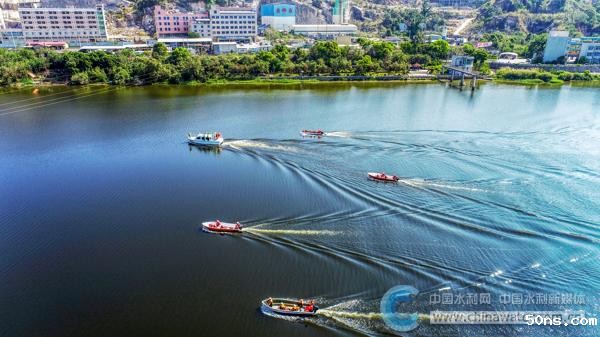 泉州市多部门开展水上巡查 本报通讯员 黄万成 摄