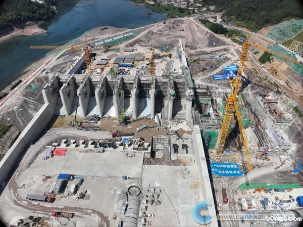 湖南资水金塘冲水库枢纽工程一期泄水闸全面封顶 本报通讯员 李豪 摄